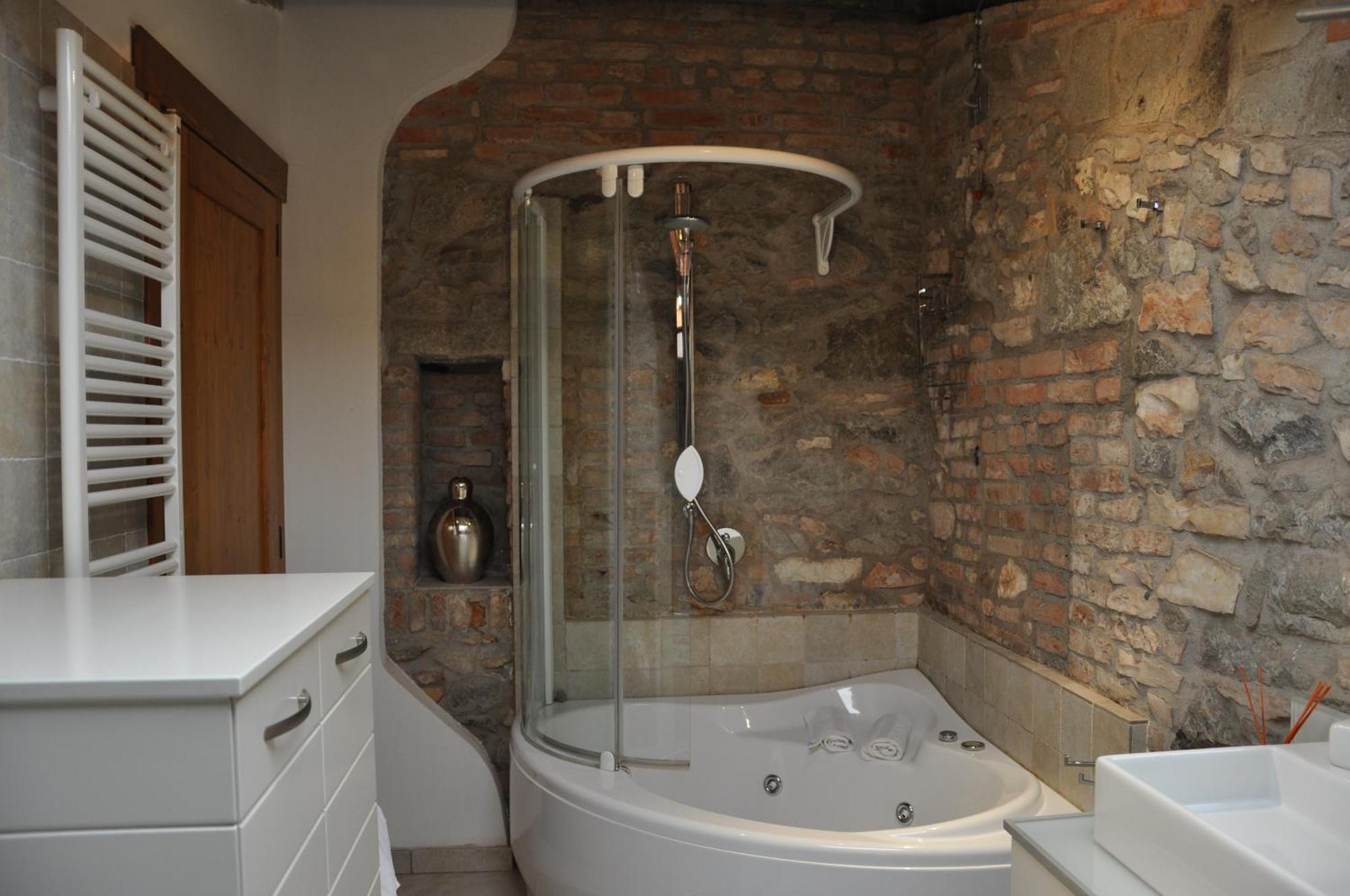 Aiceltis Bed & Breakfast 2*